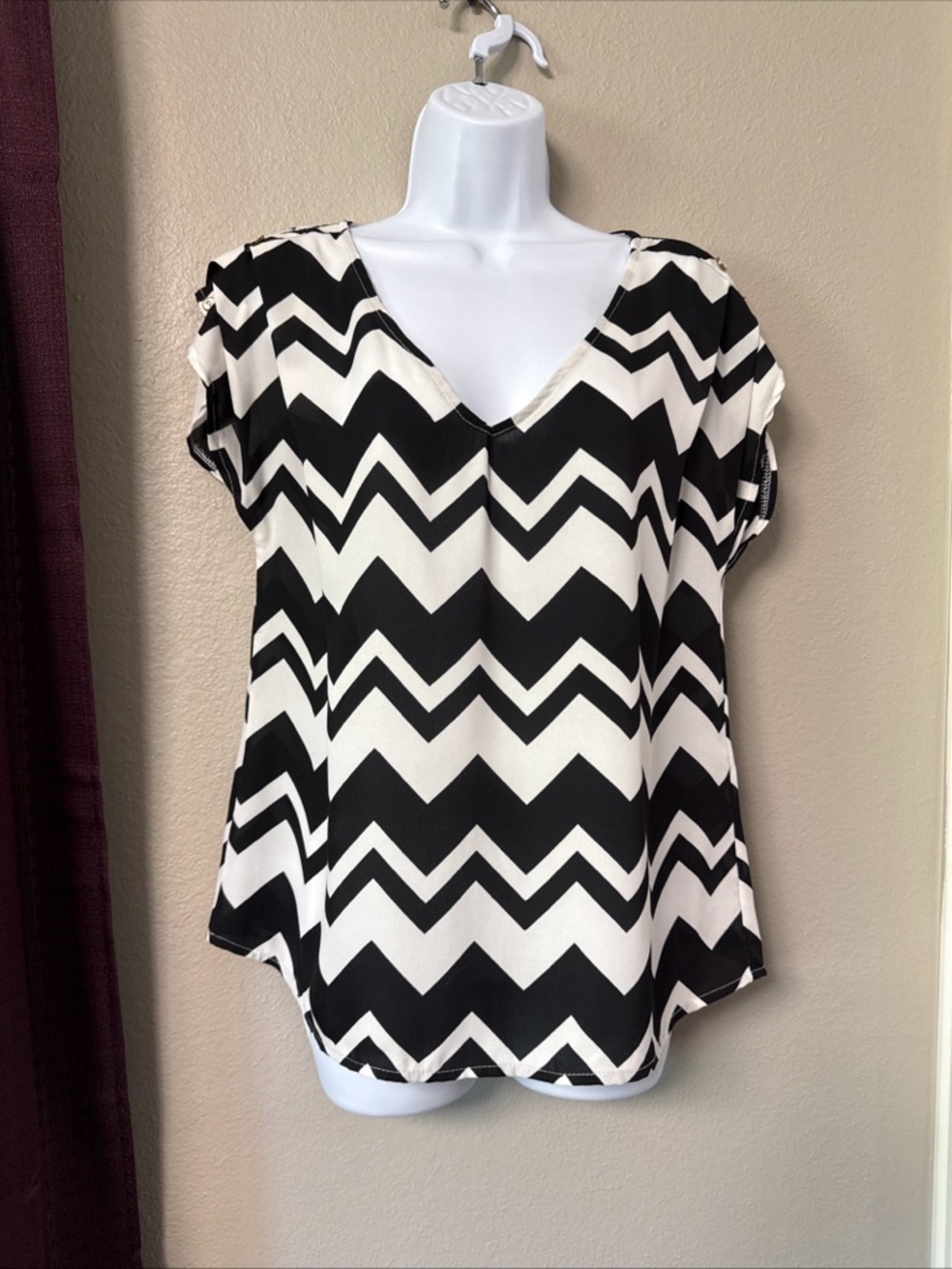 #803 Boutique Short Sleeve Chevron Top With Button Detail Size Small